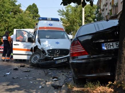 Accident grav cu o Ambulanţă, un Touareg şi un Mercedes lângă Crişul: Şoferul Ambulanţei era băut! (FOTO)